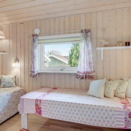 Three-bedroom With A Fireplace In Melby