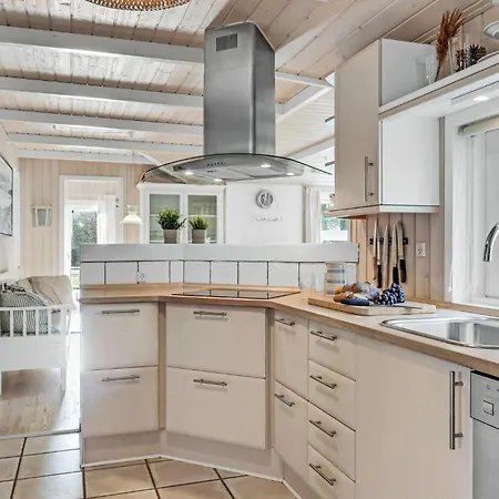 Three-bedroom With A Fireplace In بيت للعطل