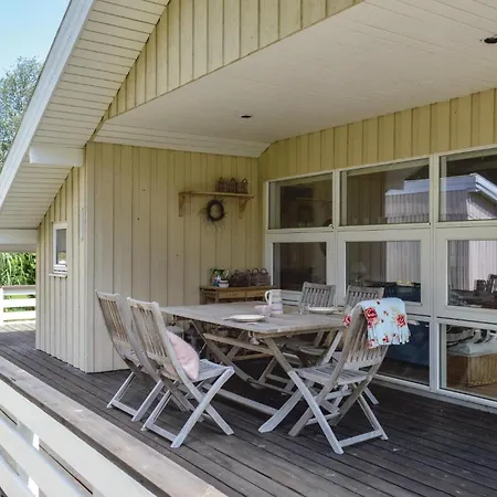 Dom wakacyjny Three-bedroom With A Fireplace In