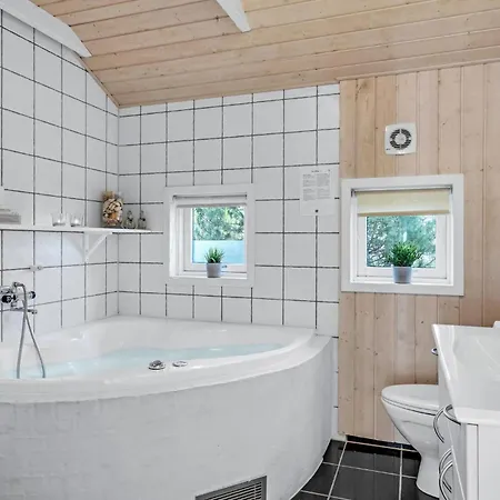 بيت للعطل Three-bedroom With A Fireplace In Melby