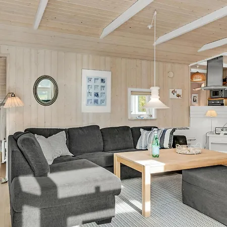 Three-bedroom With A Fireplace In بيت للعطل Melby