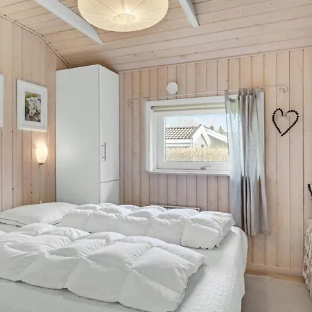 بيت للعطل Three-bedroom With A Fireplace In Melby