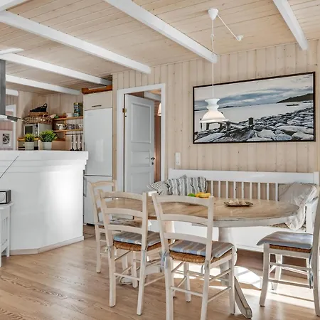 Three-bedroom With A Fireplace In 別荘 Melby