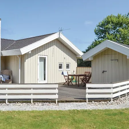 Three-bedroom With A Fireplace In Melby