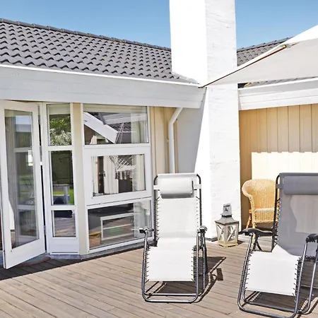 بيت للعطل Three-bedroom With A Fireplace In Melby