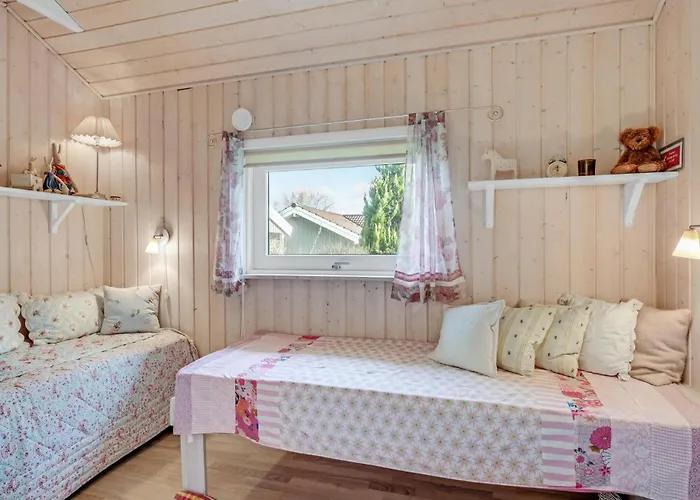 Three-bedroom With A Fireplace In Melby